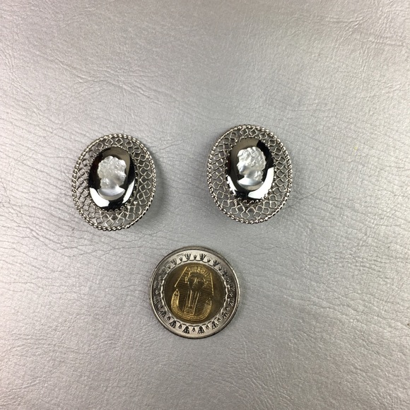 Whiting and Davis vintage silver cameo earrings - Picture 4 of 10